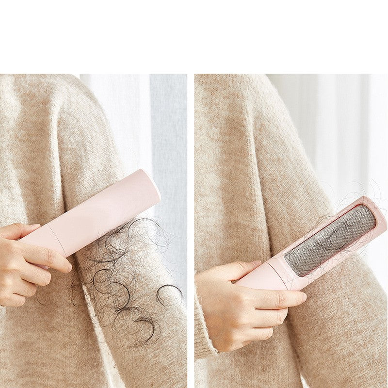 Brosse FurZap utilisée sur un manteau.