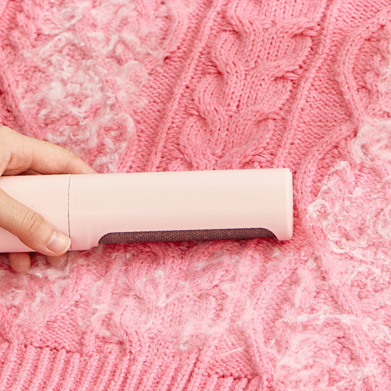 Brosse FurZap utilisée pour retirer les poils sur un tissu.